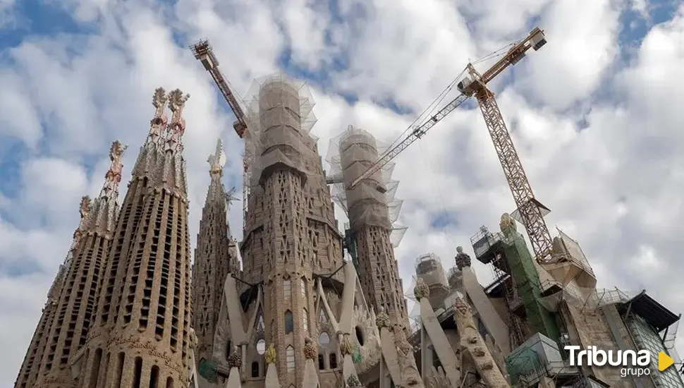 Instalan una grúa de 200 metros de altura en la Sagrada Familia para acabar las obras