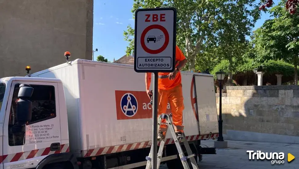 Comienzan a instalar las señales de la Zona de Bajas Emisiones de Salamanca