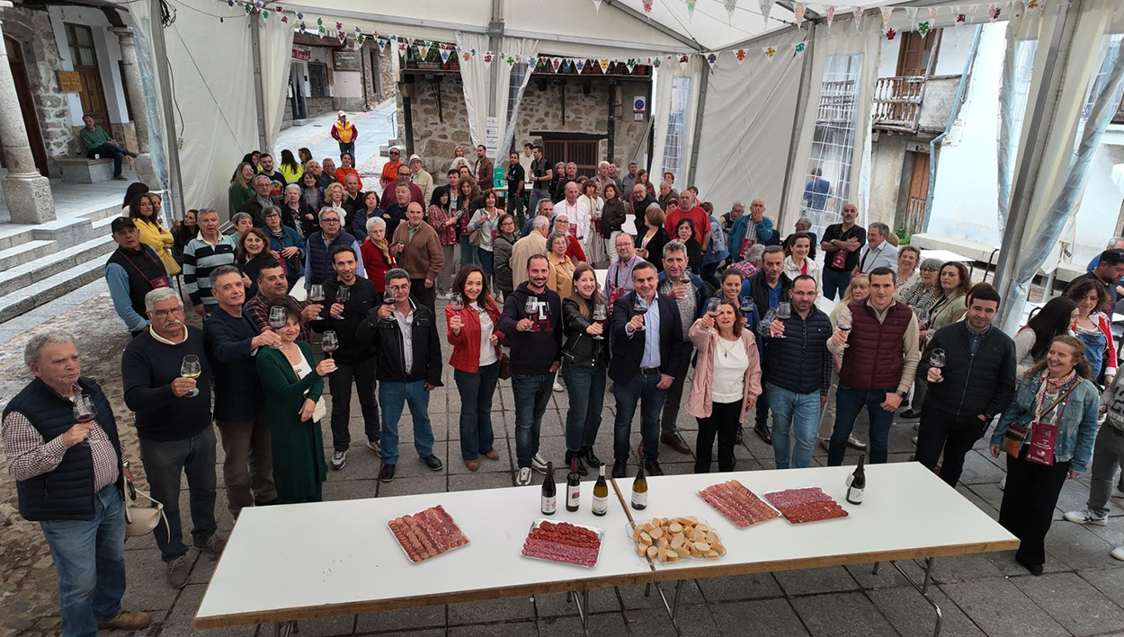 San Esteban de la Sierra se convierte en la capital del vino en el arranque de la V Feria de Enoturismo